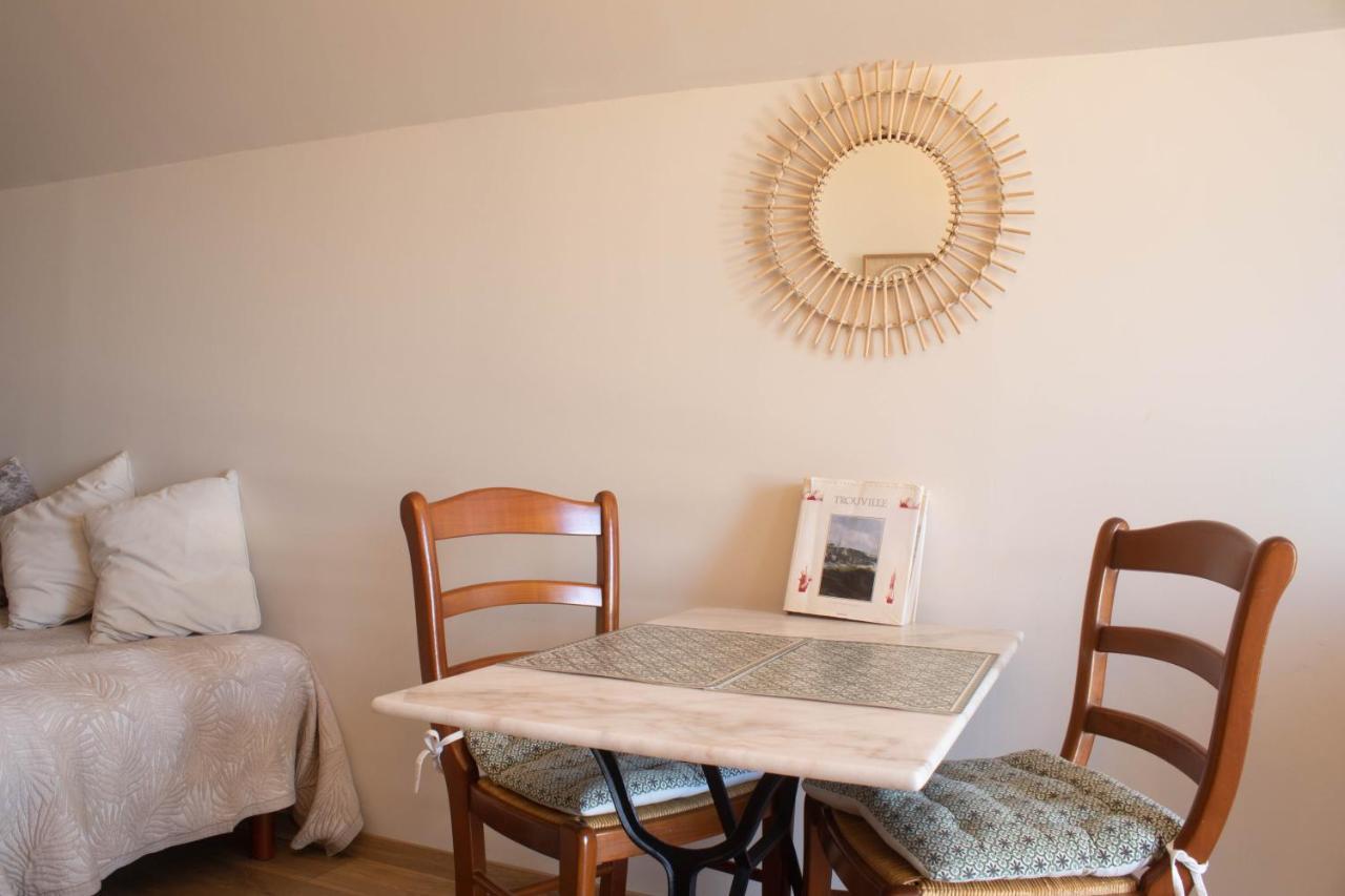 Bed and Breakfast Du Cote De Chez Swann 1 Трувіль-сюр-Мер Екстер'єр фото